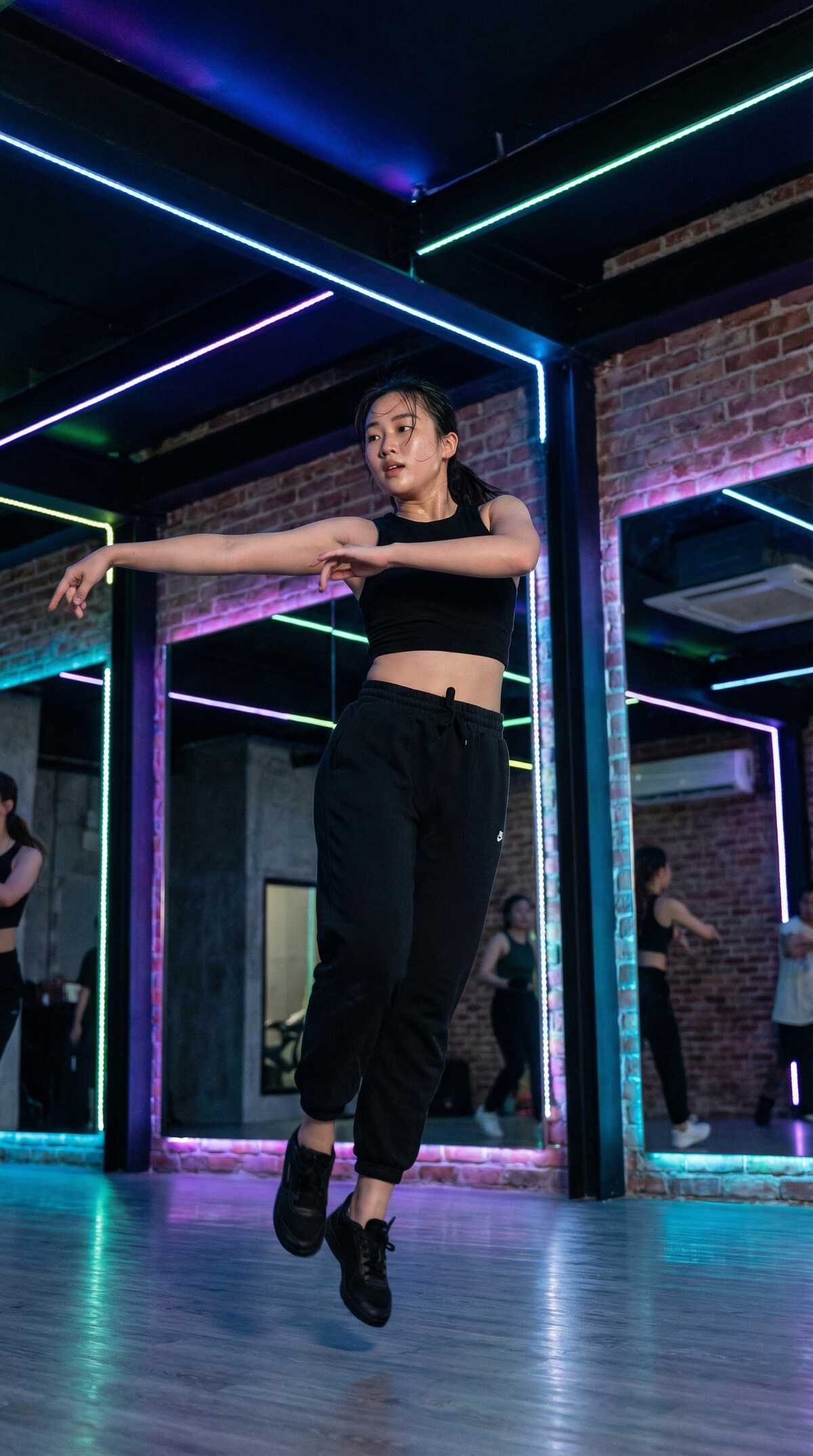 免费看片文化研究员周雅文